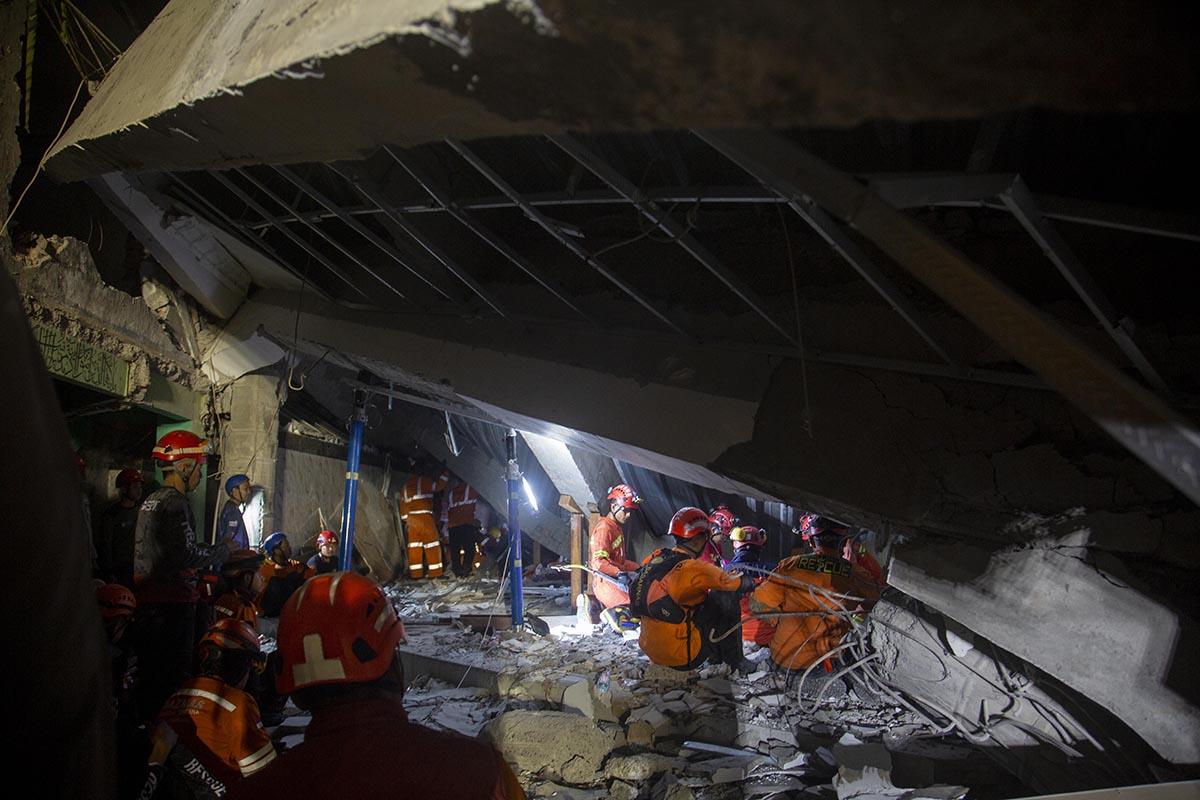 Indonezija Srušena zgrada škola (11).jpg