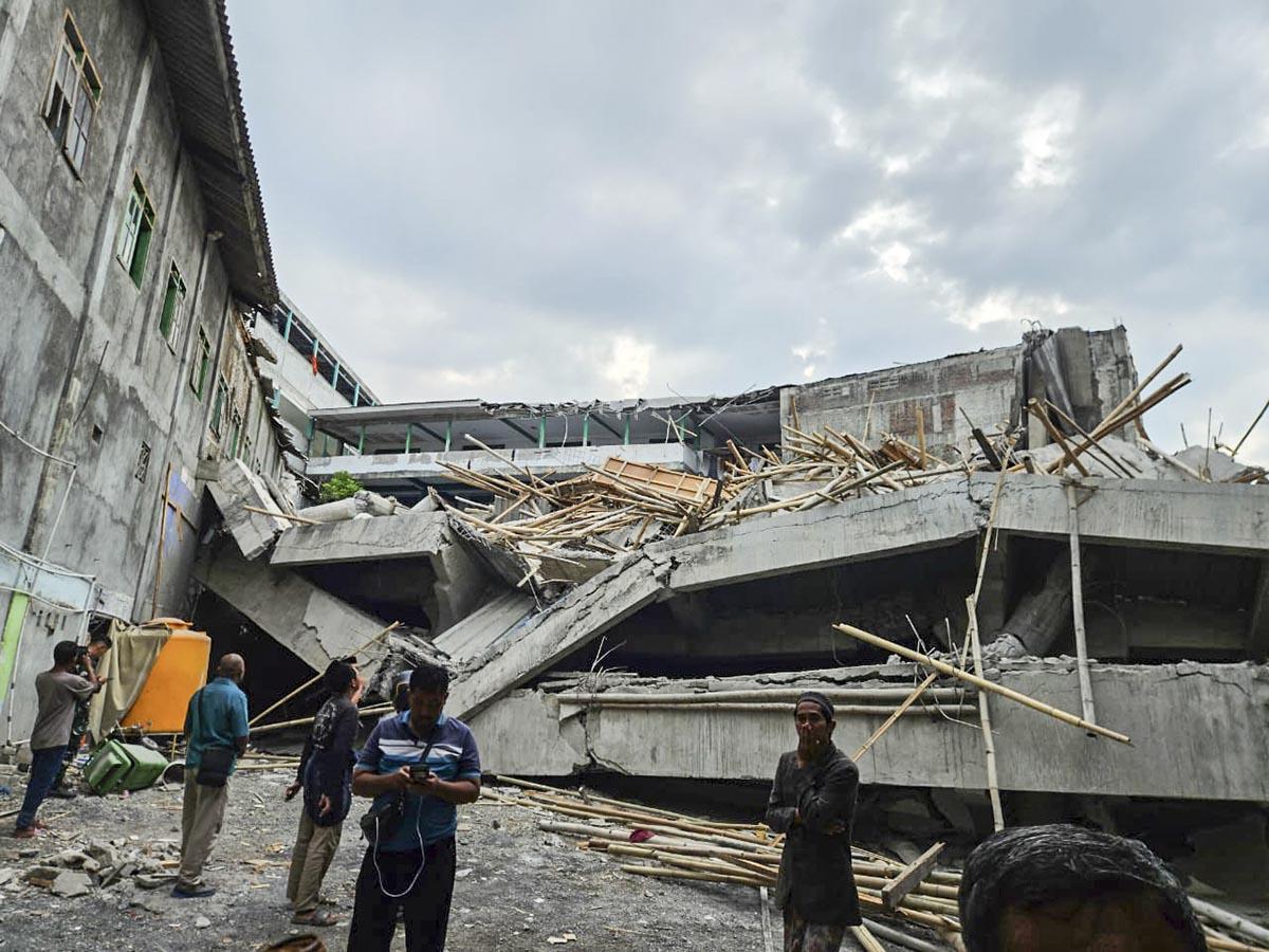 Indonezija Srušena zgrada škola (10).jpg
