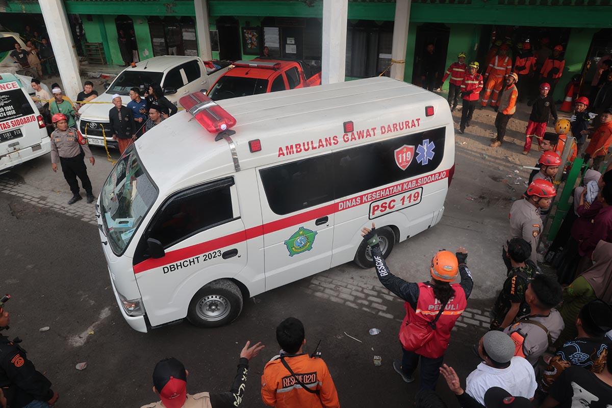 Indonezija Srušena zgrada škola (9).jpg