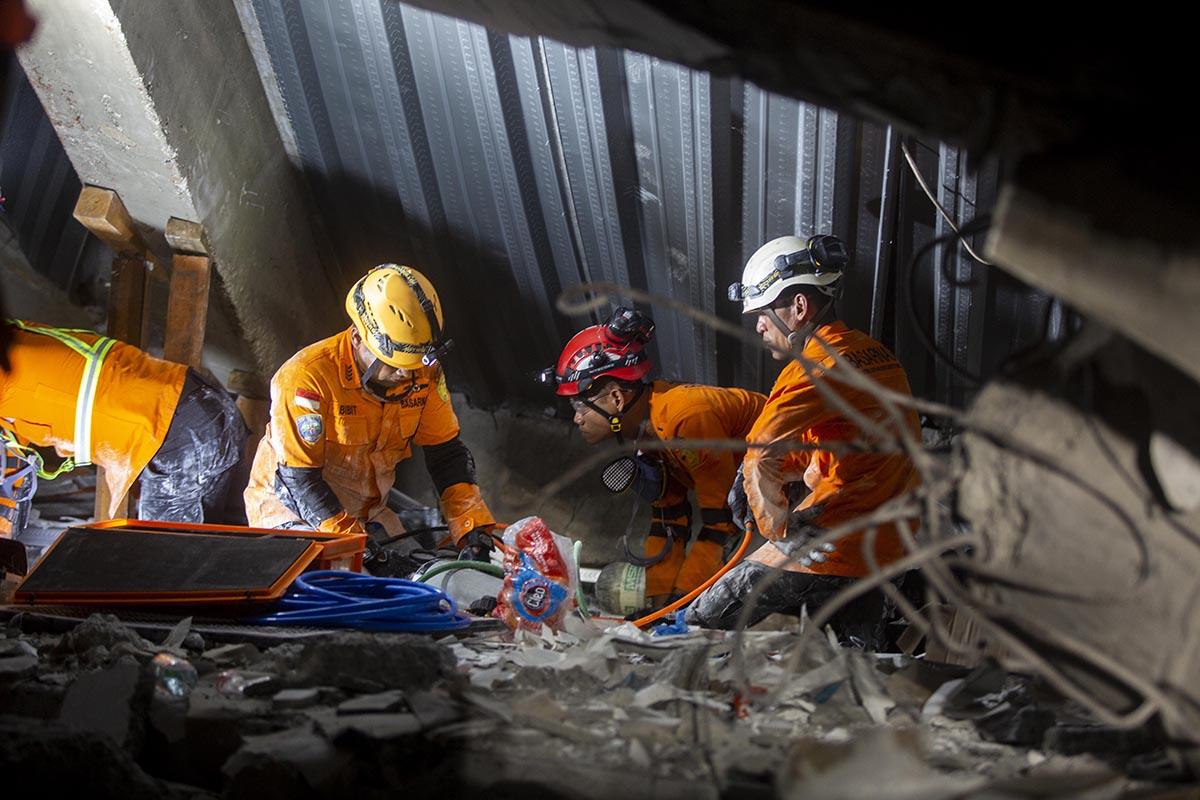 Indonezija Srušena zgrada škola (8).jpg