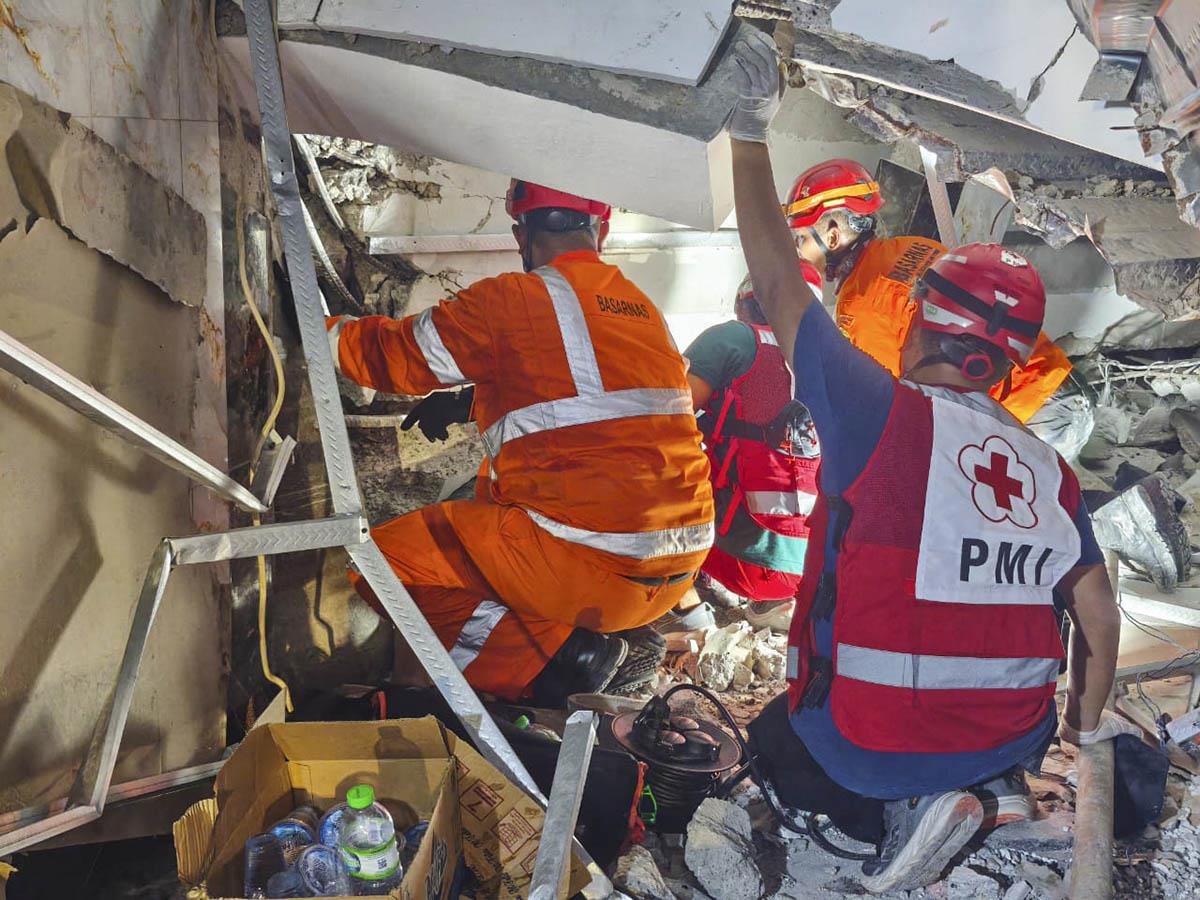 Indonezija Srušena zgrada škola (7).jpg