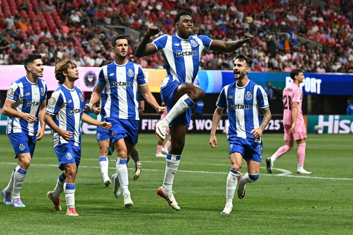 Samu Agehova slavi gol sa fudbalerima Porta