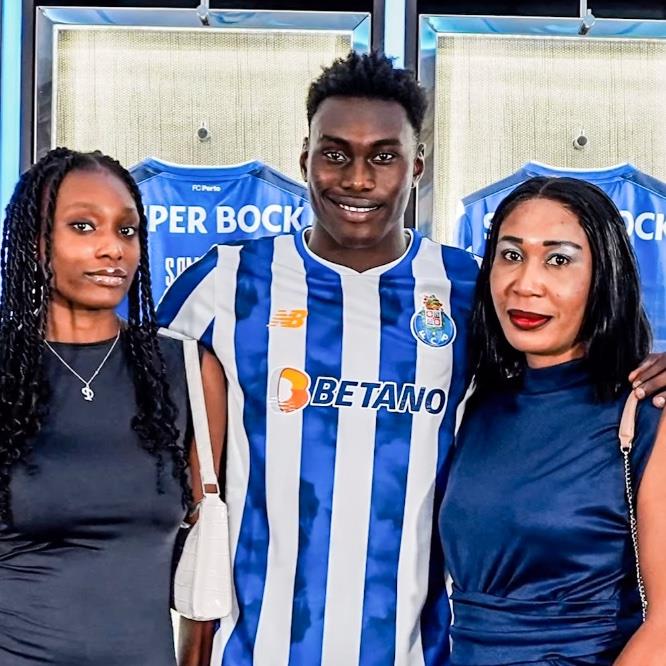 Samu Agehova sa sestrom i majkom