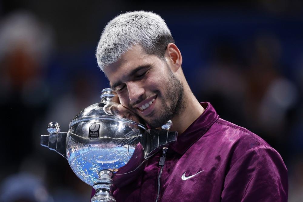 Karlos Alkaraz sa peharom u Tokiju