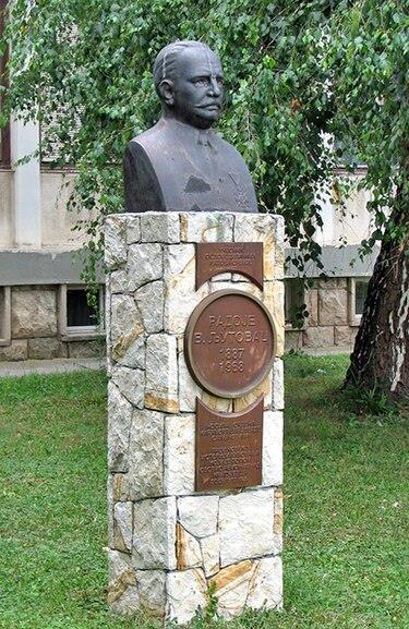 Ljutovac Raka, spomenik u centru Trstenika.jpg