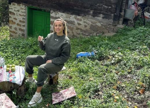 Dragica Zlatić ispred kuće bake i deke na Goliji