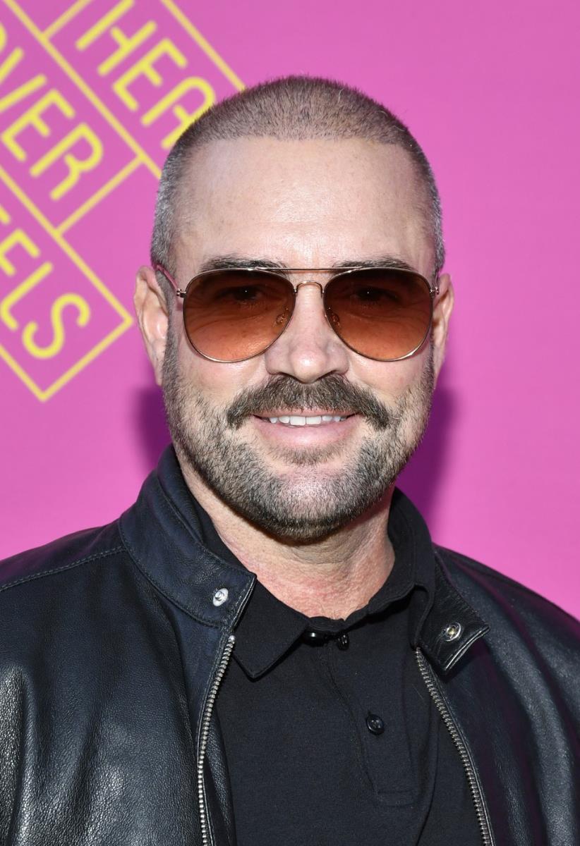 Ian Harvi u kožnoj jakni i sunčanim naočarima