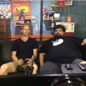 Dru Skenlon igra video igricu.jpg