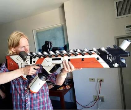 Dru Skenlon sa mašinerijom u rukama.jpg