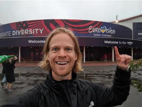 Dru Skenlon ispred hale Evrovizije.jpg