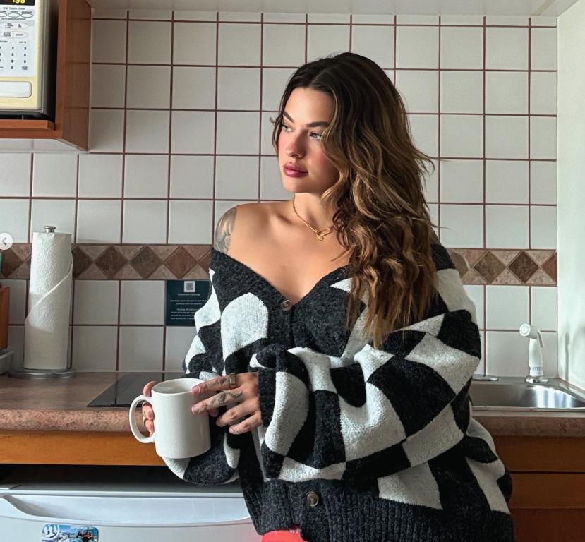 Ešli Reš u kuhinji sa belom šoljom u ruci.jpg