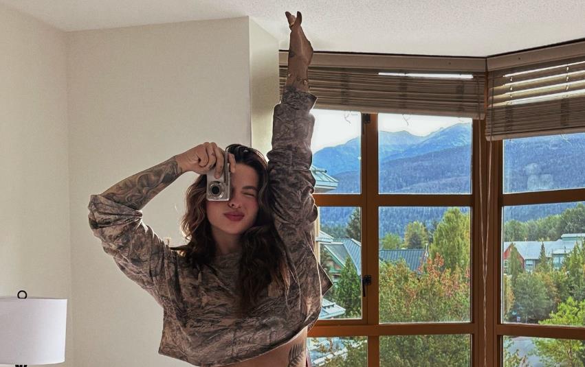 Ešli Reš pravi selfi u spavaćoj sobi.jpg