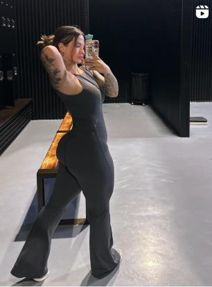 Ešli Reš se snima u teretani.jpg