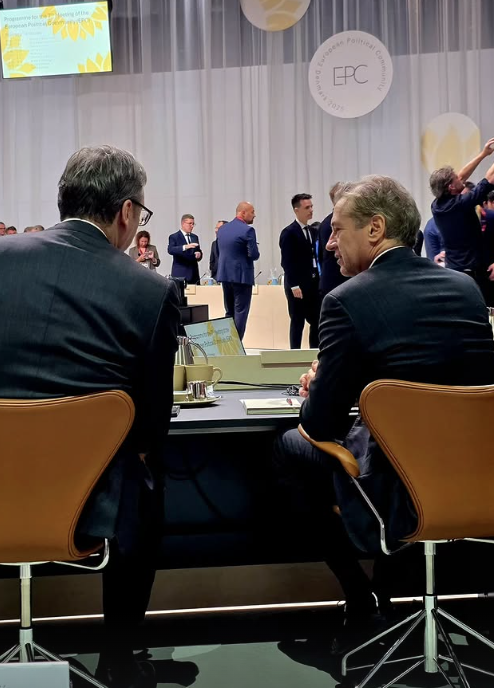 2025-10-02 13_56_48-WhatsApp.png