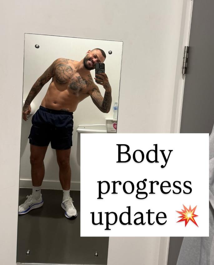 Dan Hankok bez majice pravi selfi u kupatilu.jpg