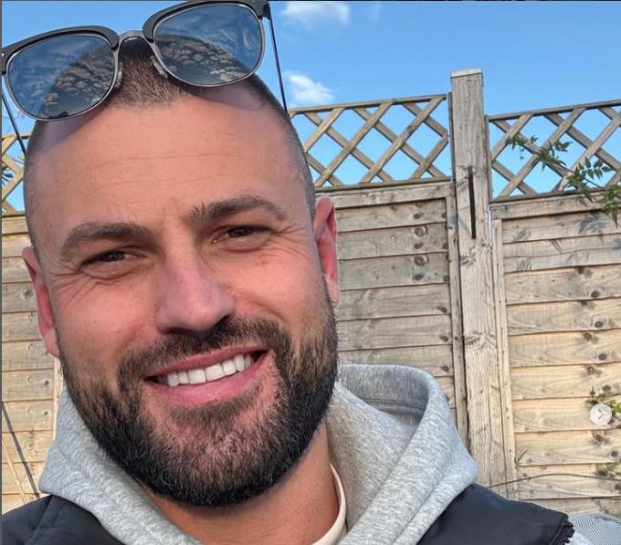 Dan Hankok sa sunčanim naočarima na glavi.jpg