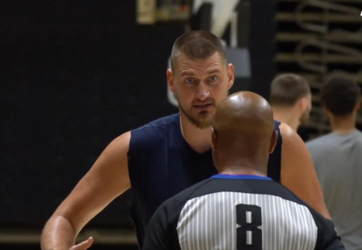 Jokić razgovara sa sudijama