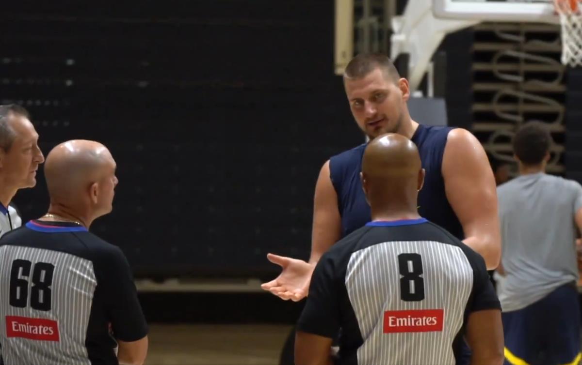 Jokić razgovara sa sudijama