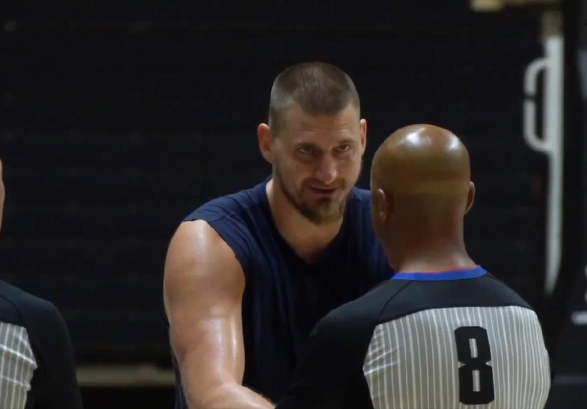 Jokić razgovara sa sudijama