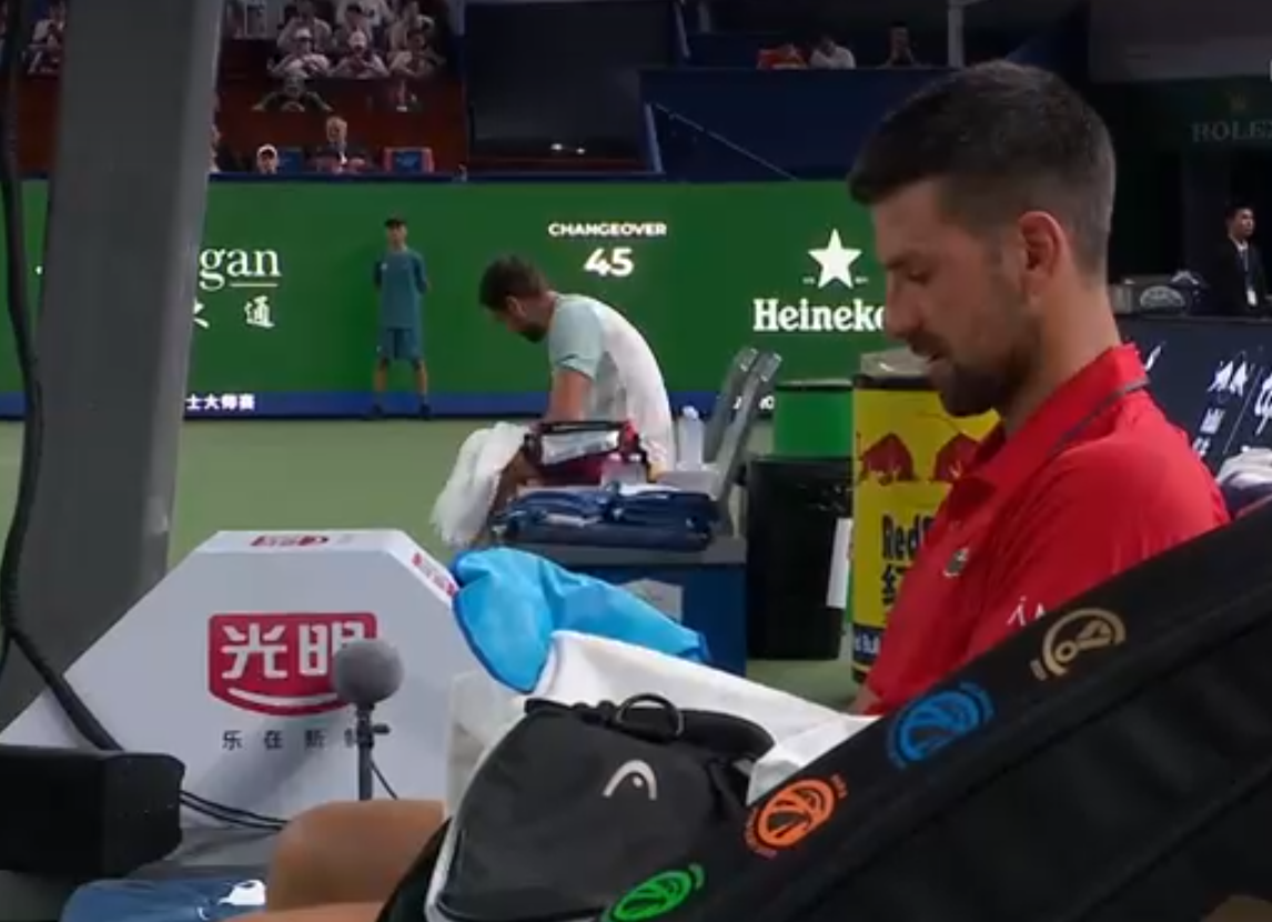 Đoković koristi rukavicu da se rashladi