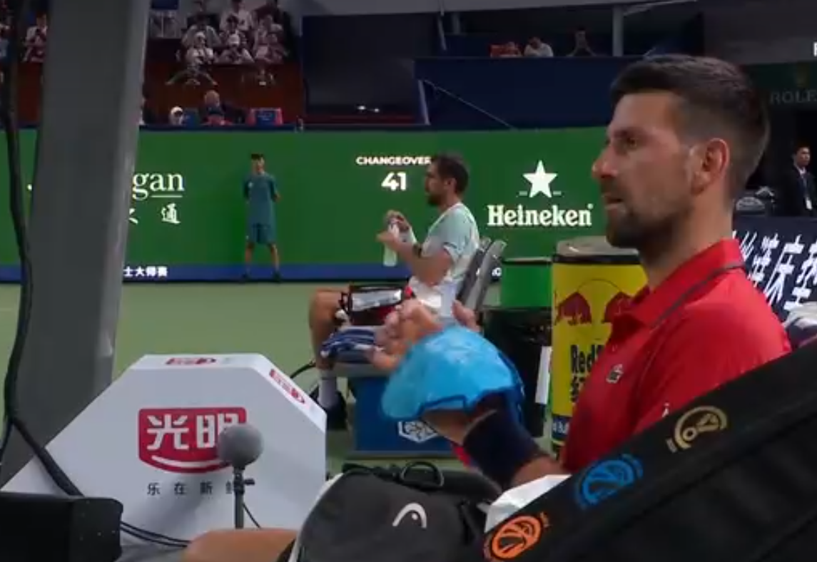 Đoković koristi rukavicu da se rashladi