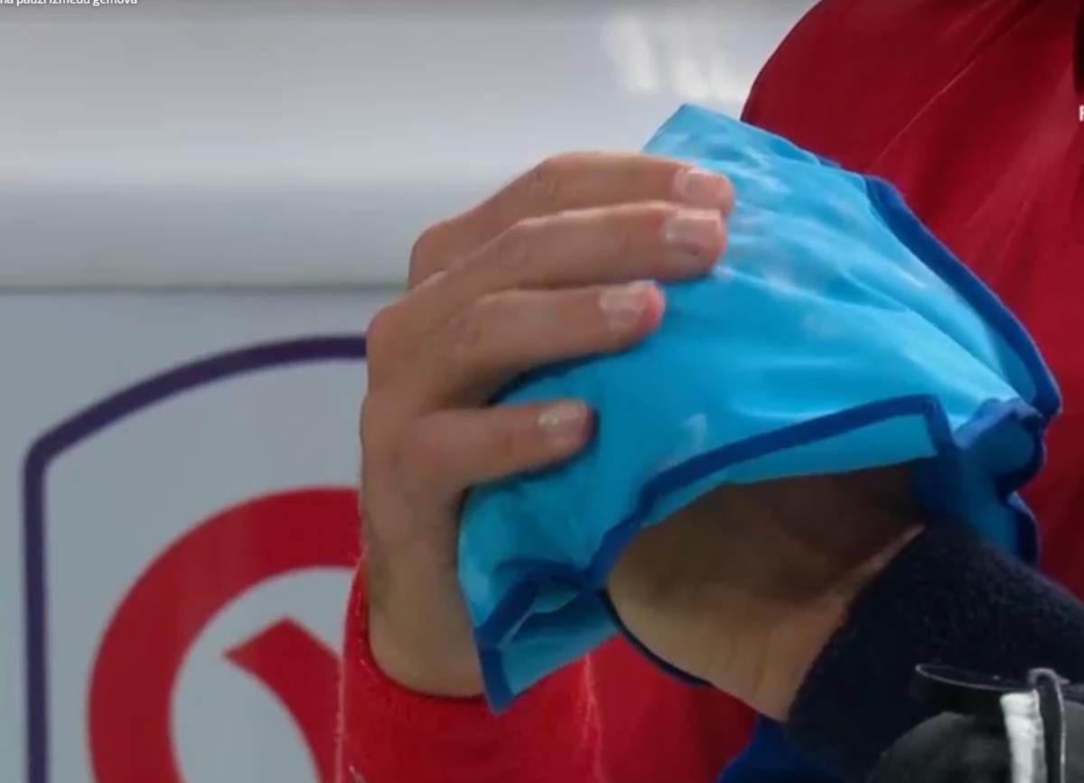 Đoković koristi rukavicu da se rashladi