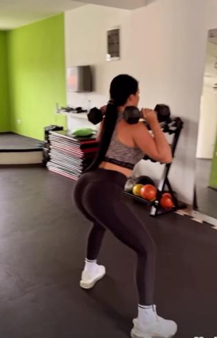 Sandra Čaprić trenira zadnjicu