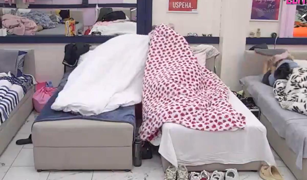 Asmin Durdžić i Mina Vrbaški ispod jorgana