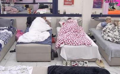 Asmin Durdžić i Mina Vrbaški ispod jorgana