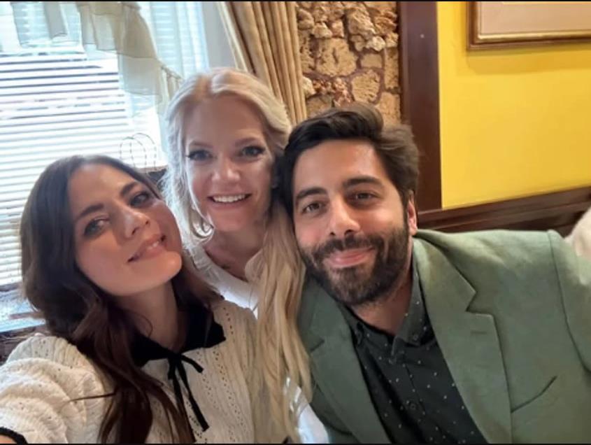 Glumica Dragana Dabović na venčanju sa kolegama.jpg