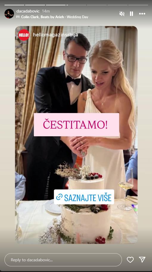 Dragana Dabović sa suprugom seče svadbenu tortu.jpg