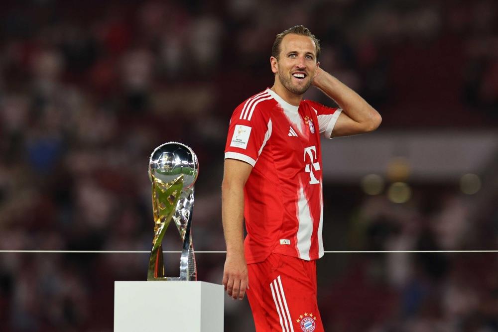 Hari Kejn pored pehara Superkupa Nemačke