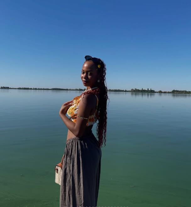 Džulijan Abasa na Palićkom jezeru.jpg