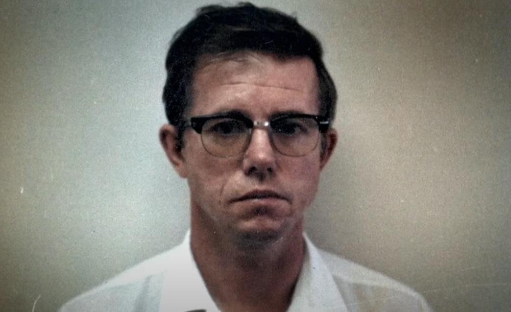 Robert Hansen u beloj košulji, krupan kadar.jpg