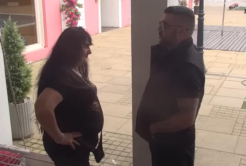 MILOSAVA ZAVUKLA ASMINU RUKE TAMO GDE JE ZABRANJENO! Uživala dok je mazila ove delove njegovog tela, kamera zumirala svaki detalj teške perverzije (VIDEO)