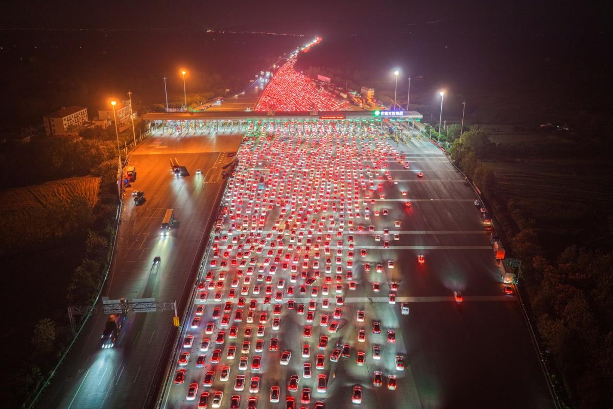 Mediji pišu da su vozila čekala u koloni čak 24 sata