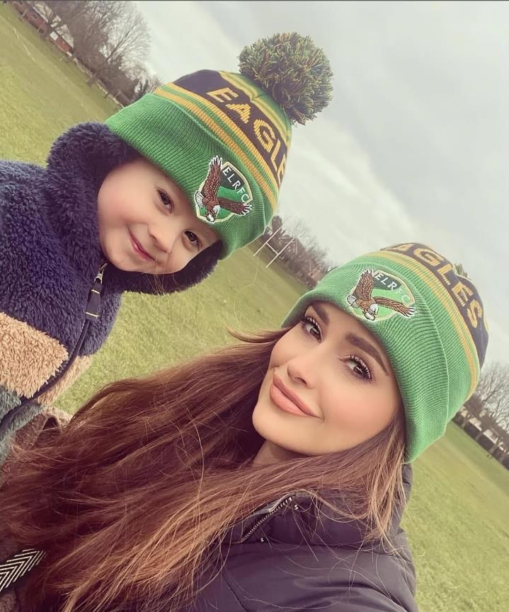 Bili Tompson sa mamom na livadi.jpg