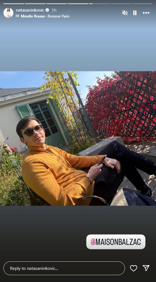 Sin Nataše Ninković uživa u Parizu na terasi.jpg