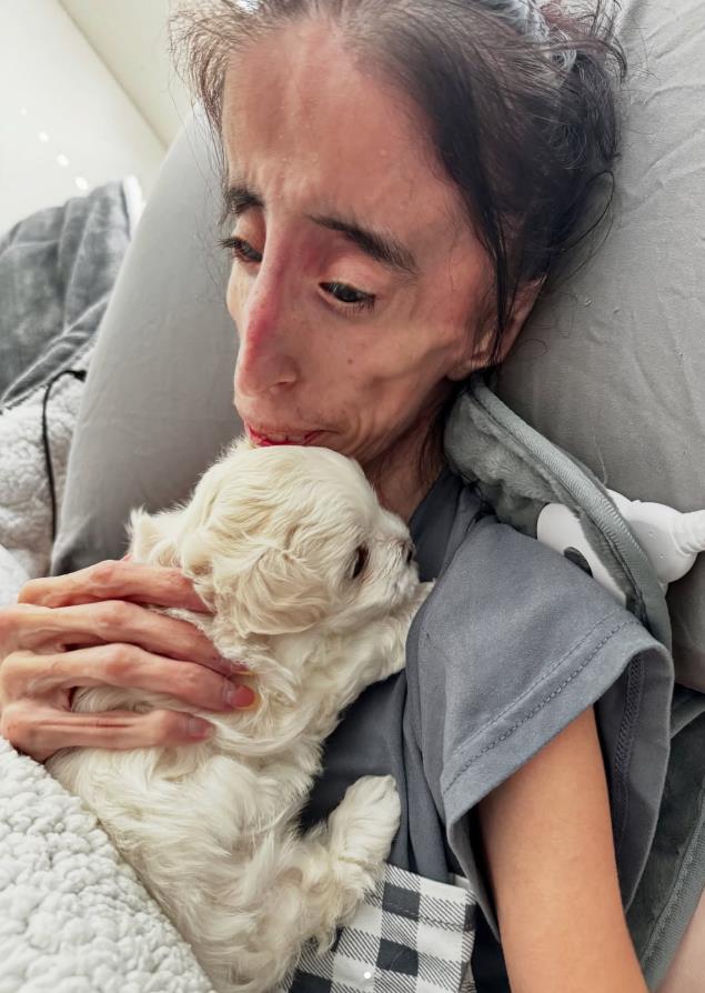 Lizi Valaskez sa psom u naručju.jpg