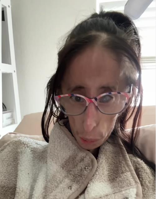 Lizi Valaskez u kaputu.jpg