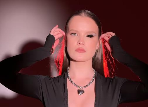 Darja Muhina, krupan kadar lica.jpg