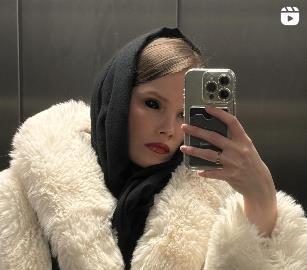 Darja Muhina pravi selfi u liftu.jpg
