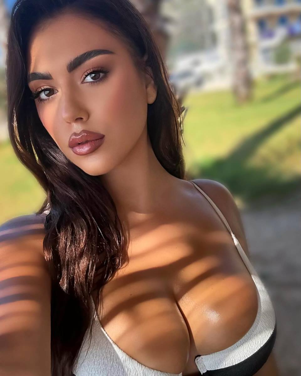 Alesija Bami pravi selfi