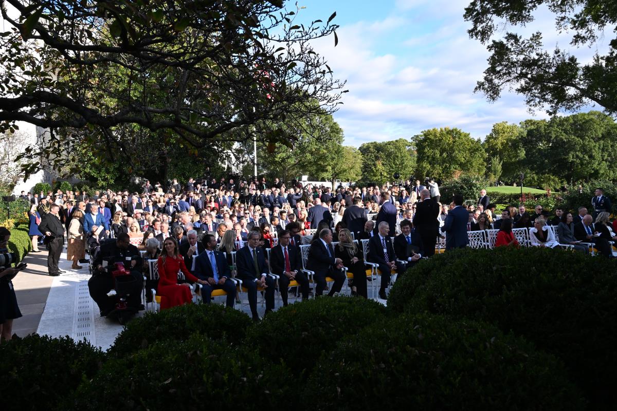 tramp03 EPA Alex Wroblewski  Pool.jpg