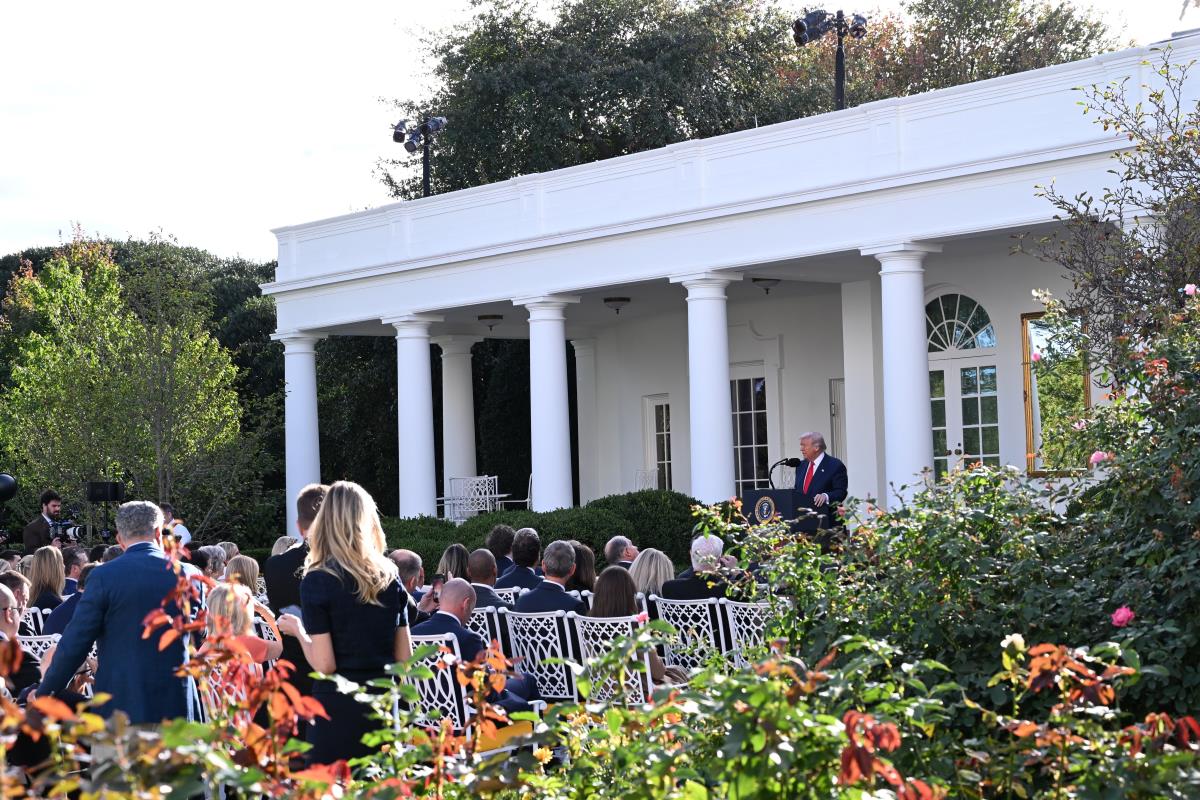 tramp02 EPA Alex Wroblewski  Pool.jpg