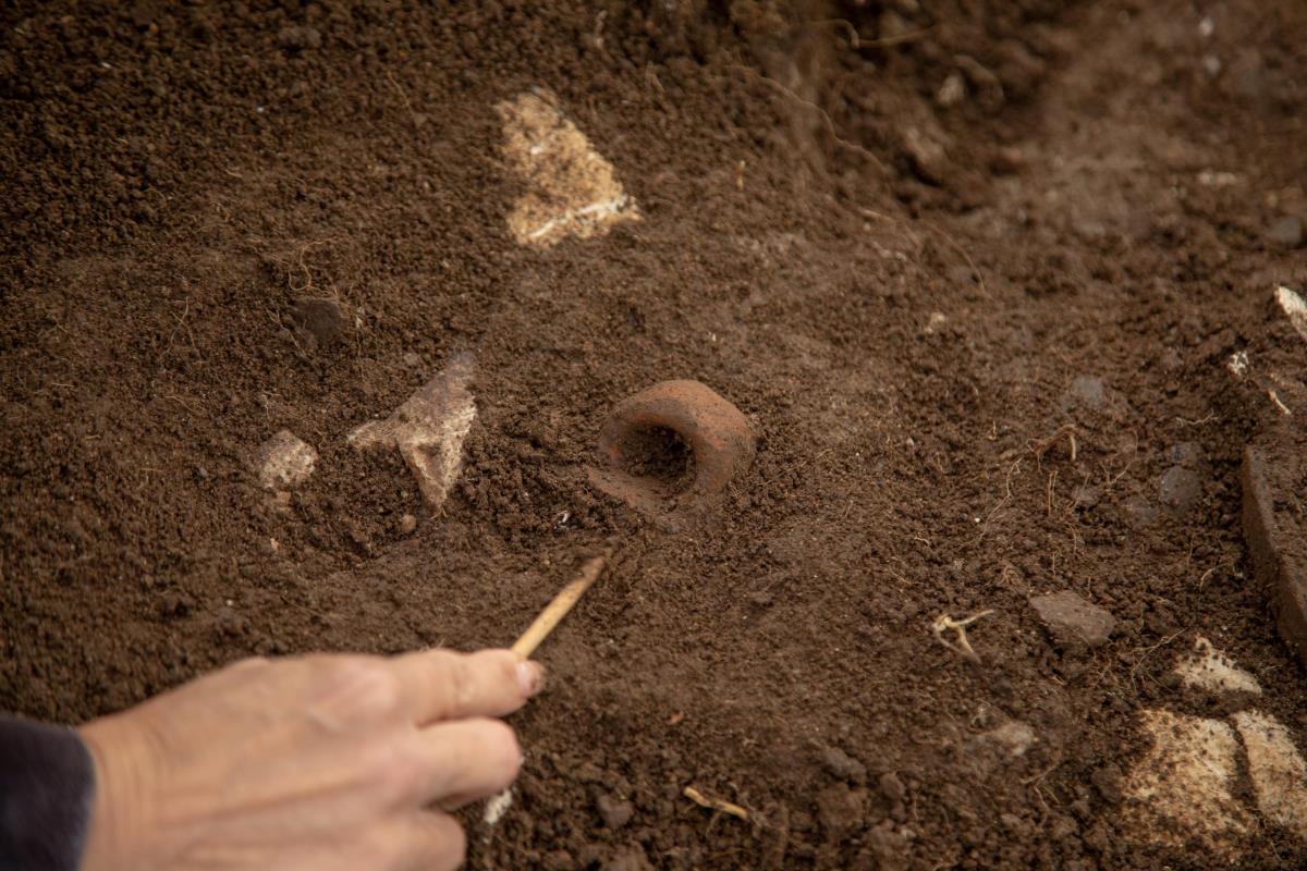 Foto - Sreten Vuković - arehološka istraživanja - urna 5.jpg