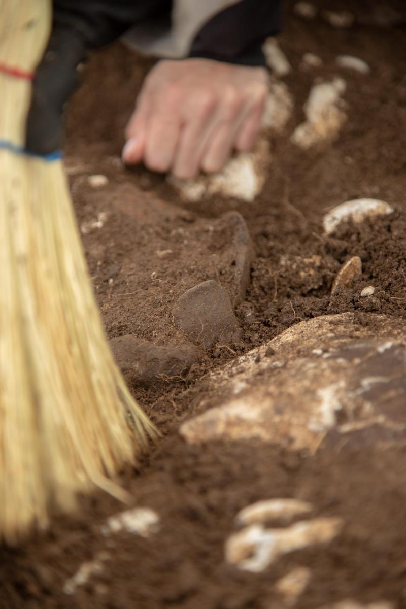 Foto - Sreten Vuković - arehološka istraživanja - urna 1.jpg