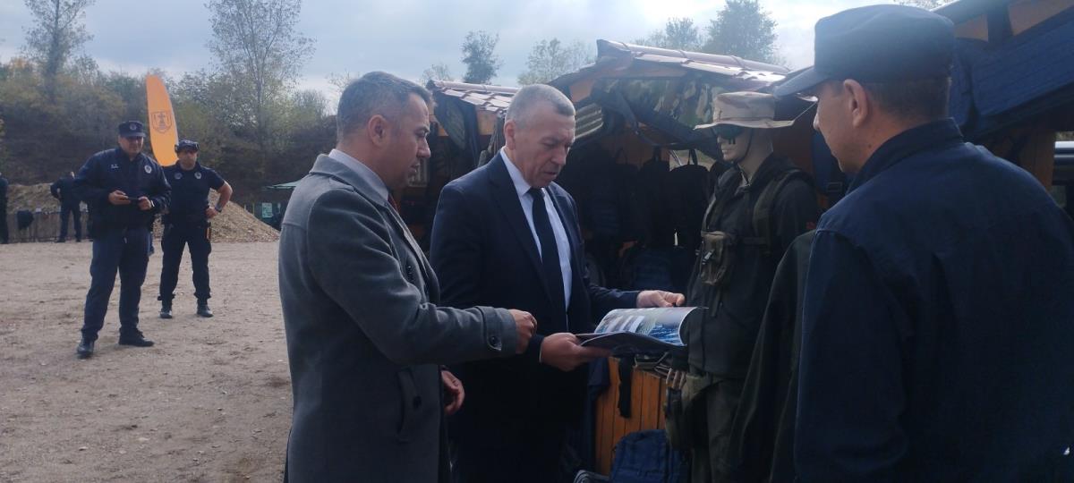 Direktor UIKS-a Dejan Carević sa saradnicima 2.jpg