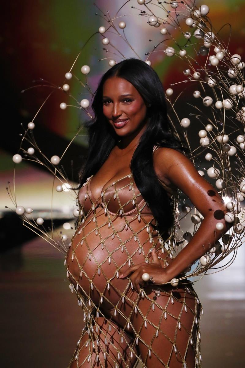 Jasmin Tuks otvorila reviju sa trudničkim stomakom