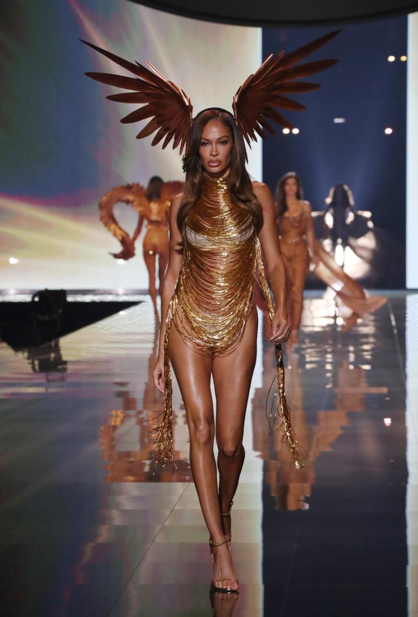 Džoan Smols, Viktorija Sikret